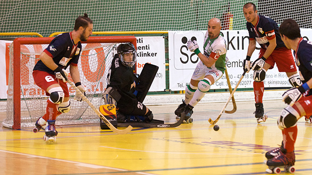 La difesa del Correggio Hockey in azione contro il Giovinazzo.